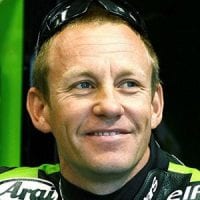 228428_jamie-hacking-in-the-kawasaki-racing-garage-motogp-1280×960-jul20.gallery_full_top_fullscreen