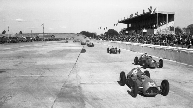 Raymond Sommer au volant de sa 'Talbot-Lago' lors du Grand Prix automobile de Paris, le 1er mai 1950, à l'autodrome de Linas-Montlhéry. (Photo by Keystone-France/Gamma-Rapho via Getty Images)