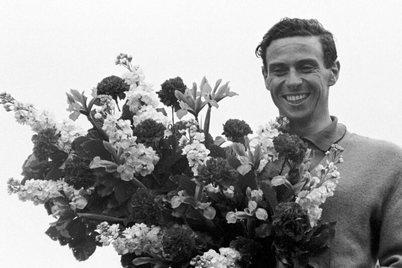 Race winner Jim Clark (GBR) Lotus 33.