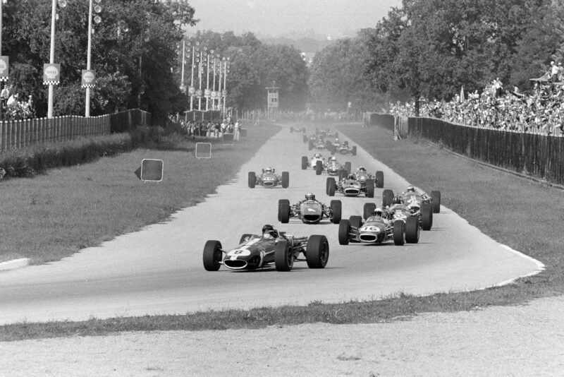 Dan Gurney, Eagle T1G Weslake, leads Jack Brabham, Brabham BT24 Repco, Graham Hill, Lotus 49 Ford, Bruce McLaren, McLaren M5A BRM, Jim Clark, Lotus 49 Ford, and the rest of the field on the opening lap.Dan Gurney, Eagle T1G Weslake, leads Jack Brabham, Brabham BT24 Repco, Graham Hill, Lotus 49 Ford, Bruce McLaren, McLaren M5A BRM, Jim Clark, Lotus 49 Ford, and the rest of the field on the opening lap.