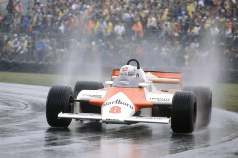 Andrea de Cesaris i his McLaren MP4/1-Ford Cosworth.