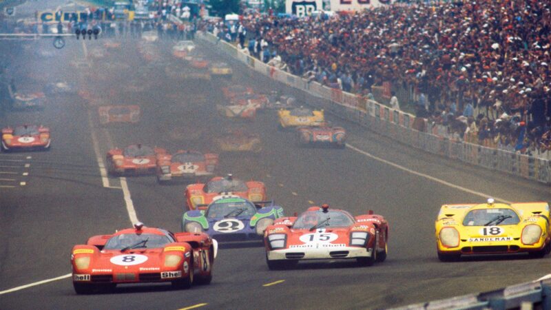 MOTORSPORT - LE MANS 24 HOURS 1970 - PHOTO : DPPI START - ACTION N°15 - MIKE PARKES / HERBERT MUELLER - FERRARI 512 S - ACTION N°18 - DAVID PIPER / GIJS VAN LENNEP - PORSCHE 917 K - ACTION DEPART - START Reference : 00002033_039