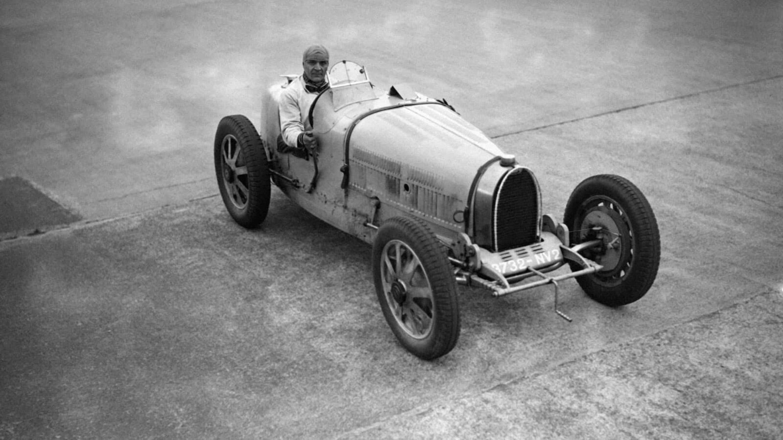 MONTLHERY, FRANCE - NON DATE: Le pilote automobile Robert Benoist s'entrainant sur sa Bugatti sur le circuit de Montlhery, France. (Photo by Keystone-France\Gamma-Rapho via Getty Images)