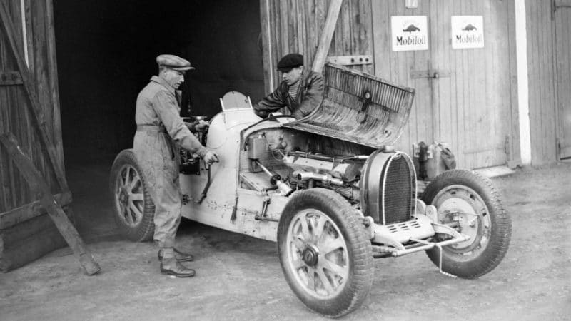MONTLHERY, FRANCE - NON DATE: Le pilote automobile Robert Benoist travaillant sur sa Bugatti avec son mecanicien, a Montlhery, France. (Photo by Keystone-France\Gamma-Rapho via Getty Images)