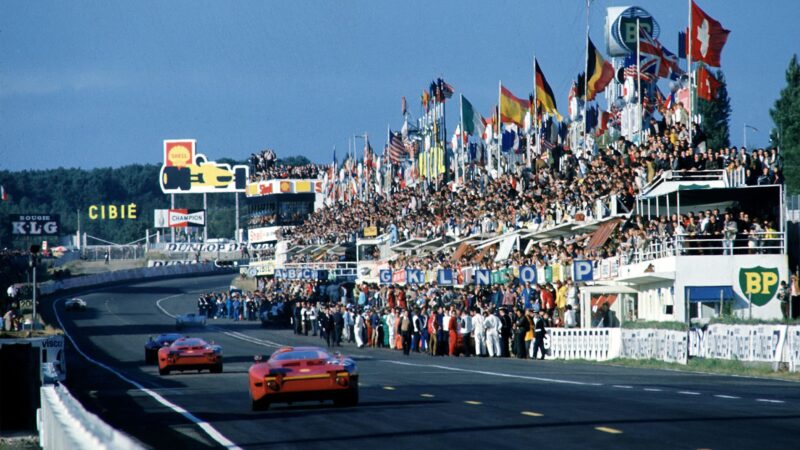 Le-Mans-1967-view-of-the-pit-
