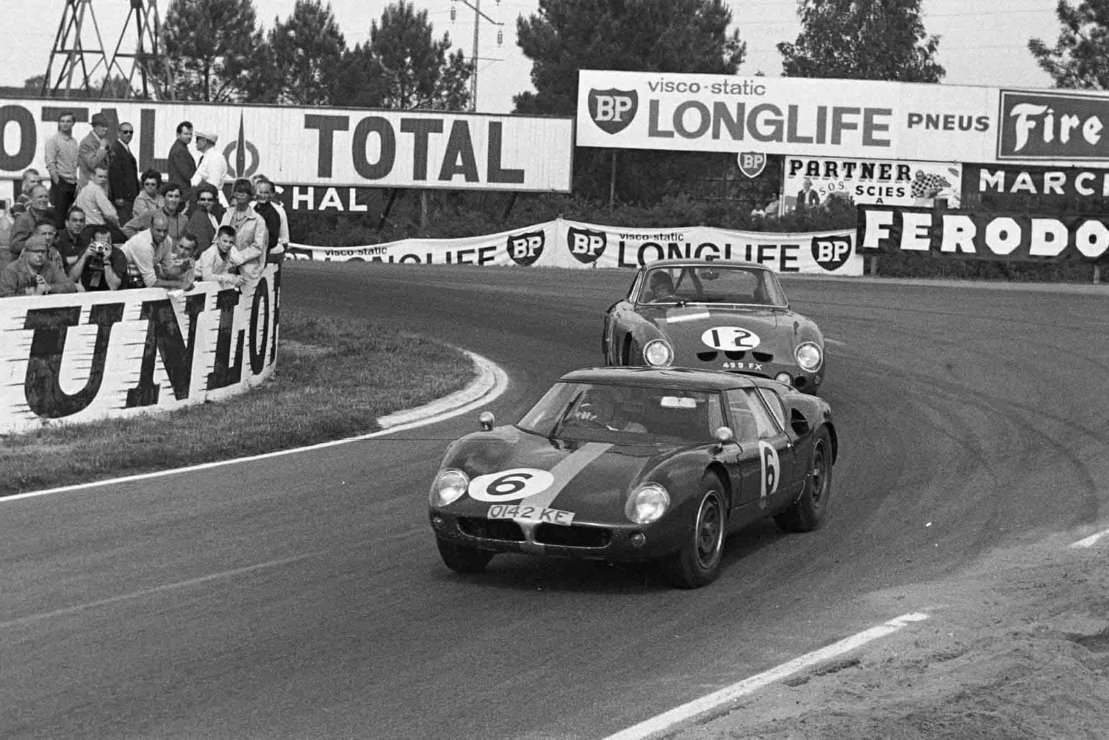 David Hobbs / Richard Attwood, Lola Cars, Lola Mk6 GT-Ford, leads Jack Sears / Mike Salmon, Maranello Concessionaires, Ferrari 330LMB at 1963 Le Mans