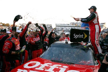 Stewart boosts NASCAR title bid