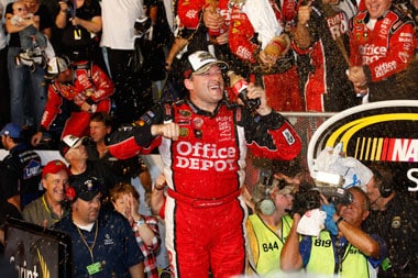 Stewart pips Edwards to NASCAR title