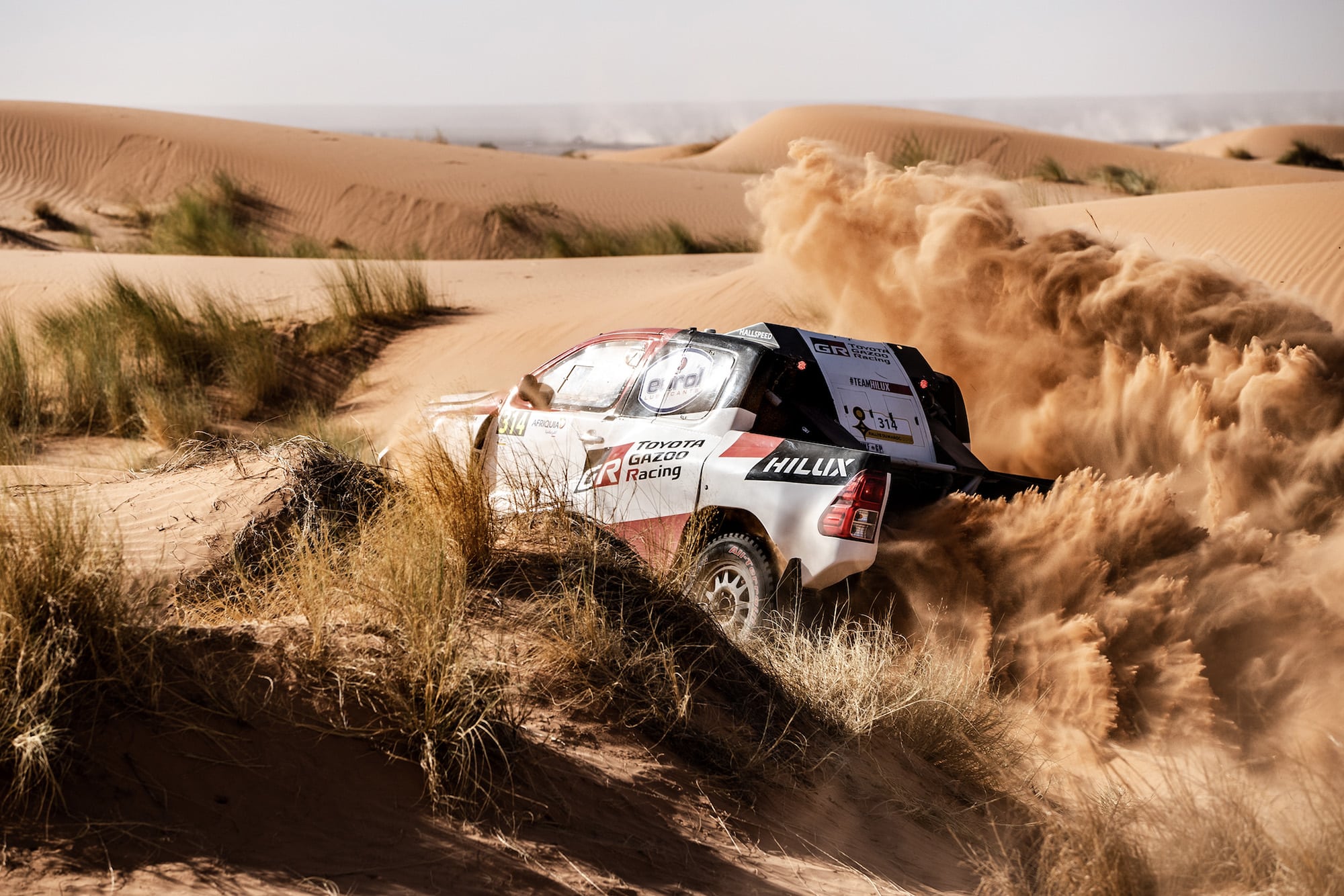 Fernando Alonso's Dakar-specification Toyota Hilux churning up sand during testing