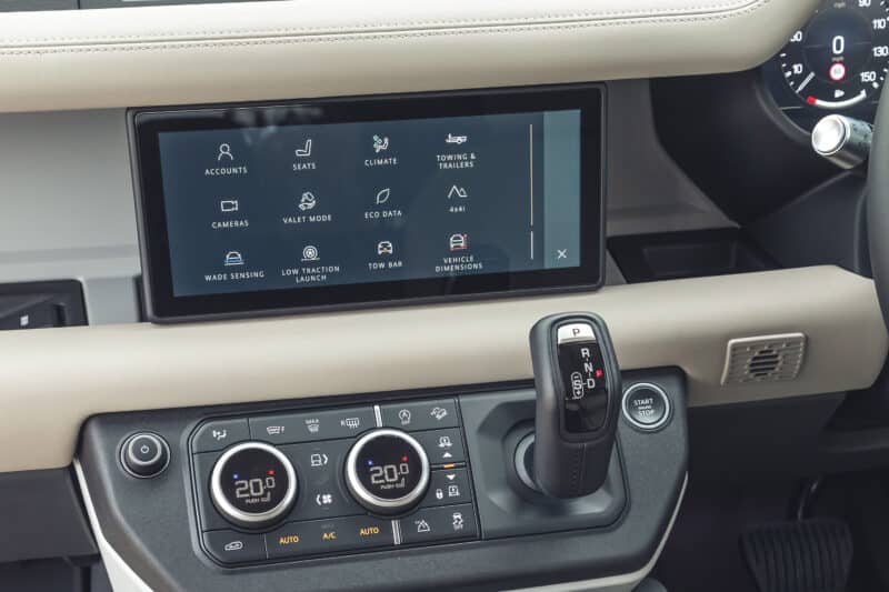 2020-Land-Rover-Defender-infotainment