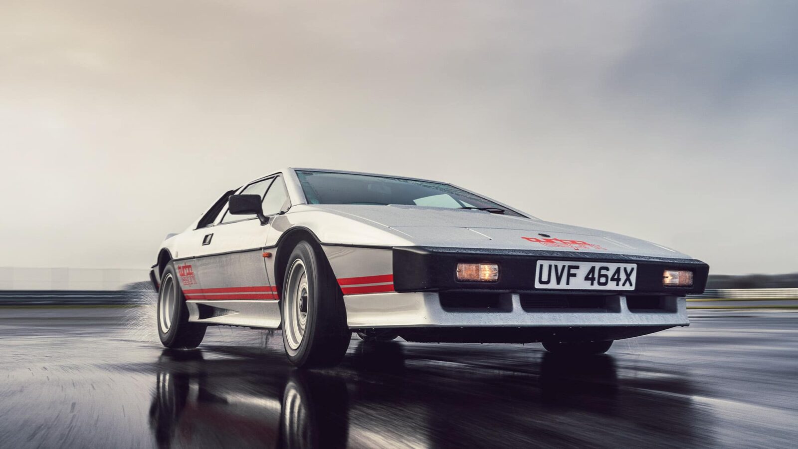 Lotus Esprit of Colin Chapman cornering in the wet