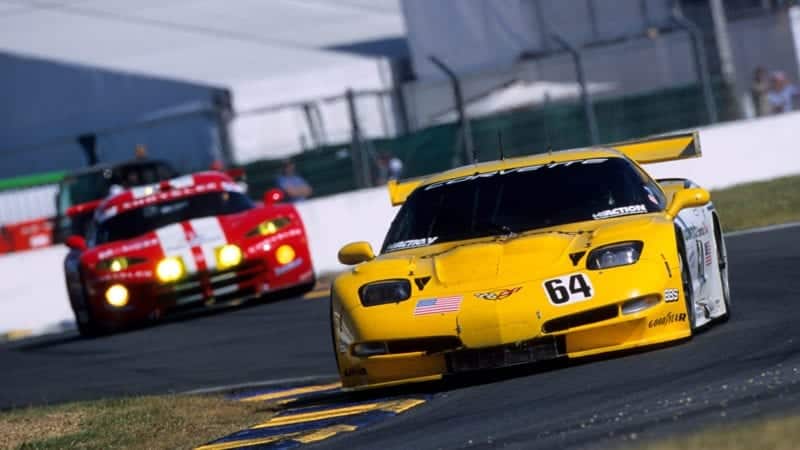 MOTORSPORT - LE MANS 24 HOURS 2000 - PHOTO: FREDERIC LE FLOC H / DPPI N ° 64 - ANDY PILGRIM (USA) - KELLY COLLINS (USA) - FRANCK FREON (FRA) / CHEVROLET CORVETTE C5-R - ACTION N ° 51 - KARL WENDLINGER (AUT) - OLIVIER BERETTA (FRA) - DOMINIQUE DUPUY (FRA) / CHRYSLER VIPER GTS-R - ACTION