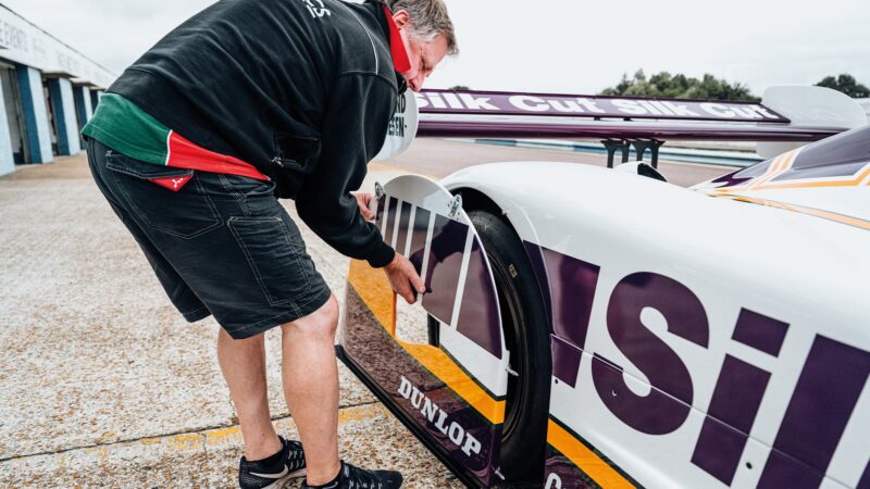 Removing wheel cover of Jaguar XJR-8