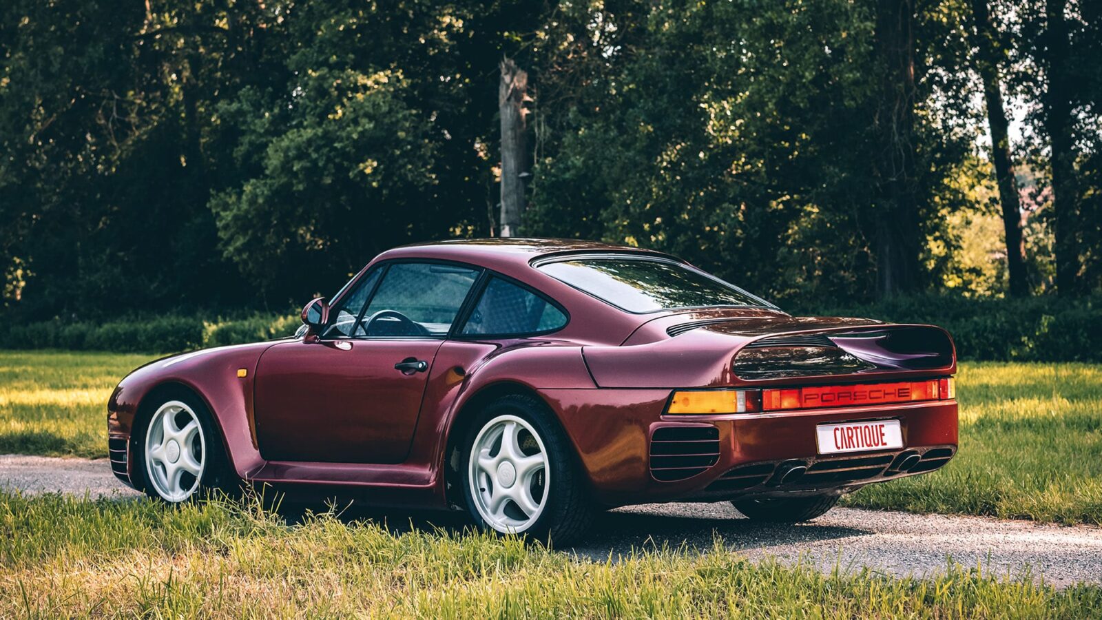 Rear view of Porsche 959