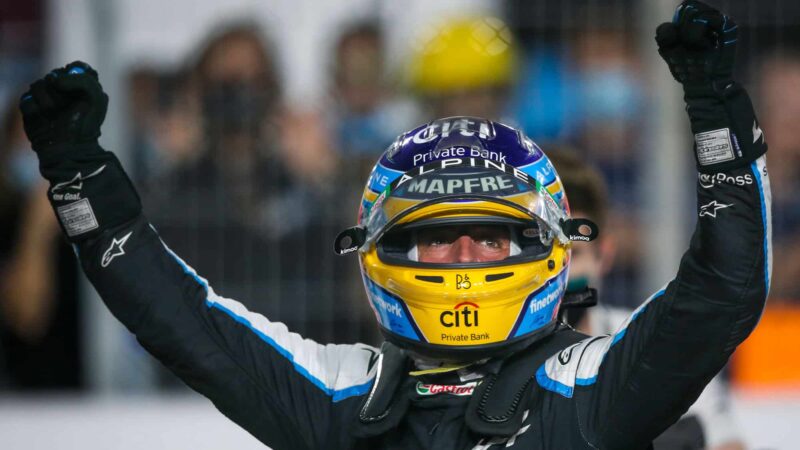 ALONSO Fernando (spa), Alpine F1 A521 celebrates his P3 during the Formula 1 Ooredoo Qatar Grand Prix 2021, 20th round of the 2021 FIA Formula One World Championship from November 19 to 21, 2021 on the Losail International Circuit, in Lusail, Qatar - Photo Florent Gooden / DPPI