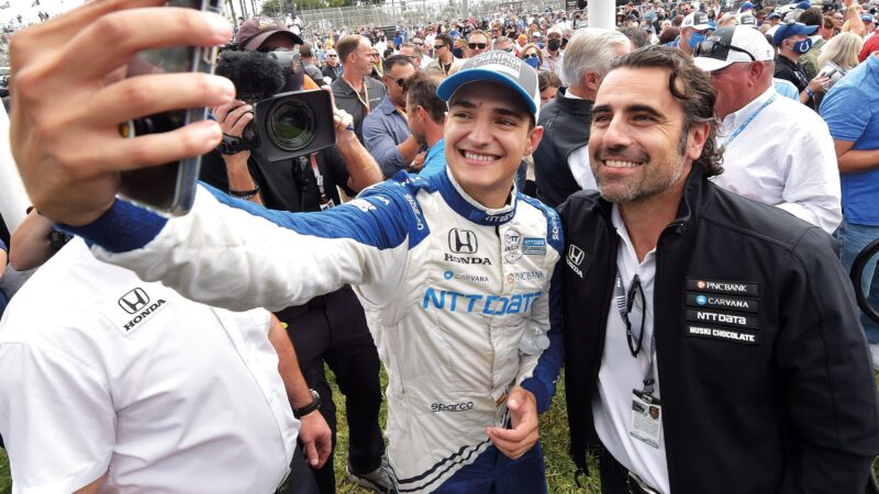 Alex Palou takes a selfie with Dario Franchitti