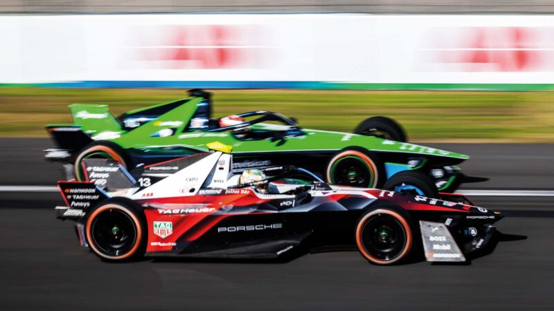 António Félix da Costa and Sébastien Buemi battle on track