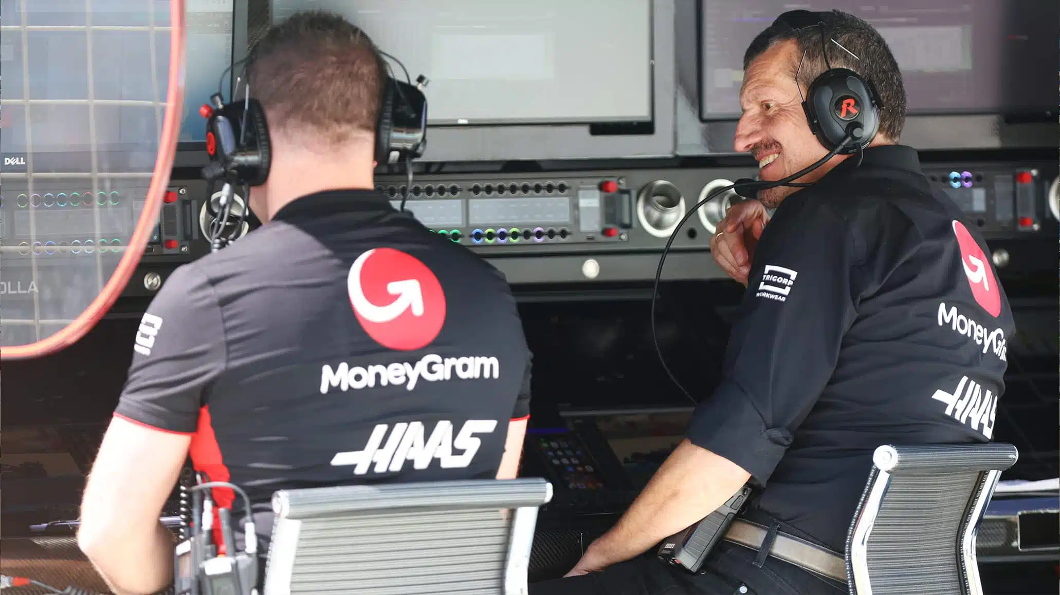 Guenther-Steiner-on-Haas-mini-pitwall-at-2023-Bahrain-testing