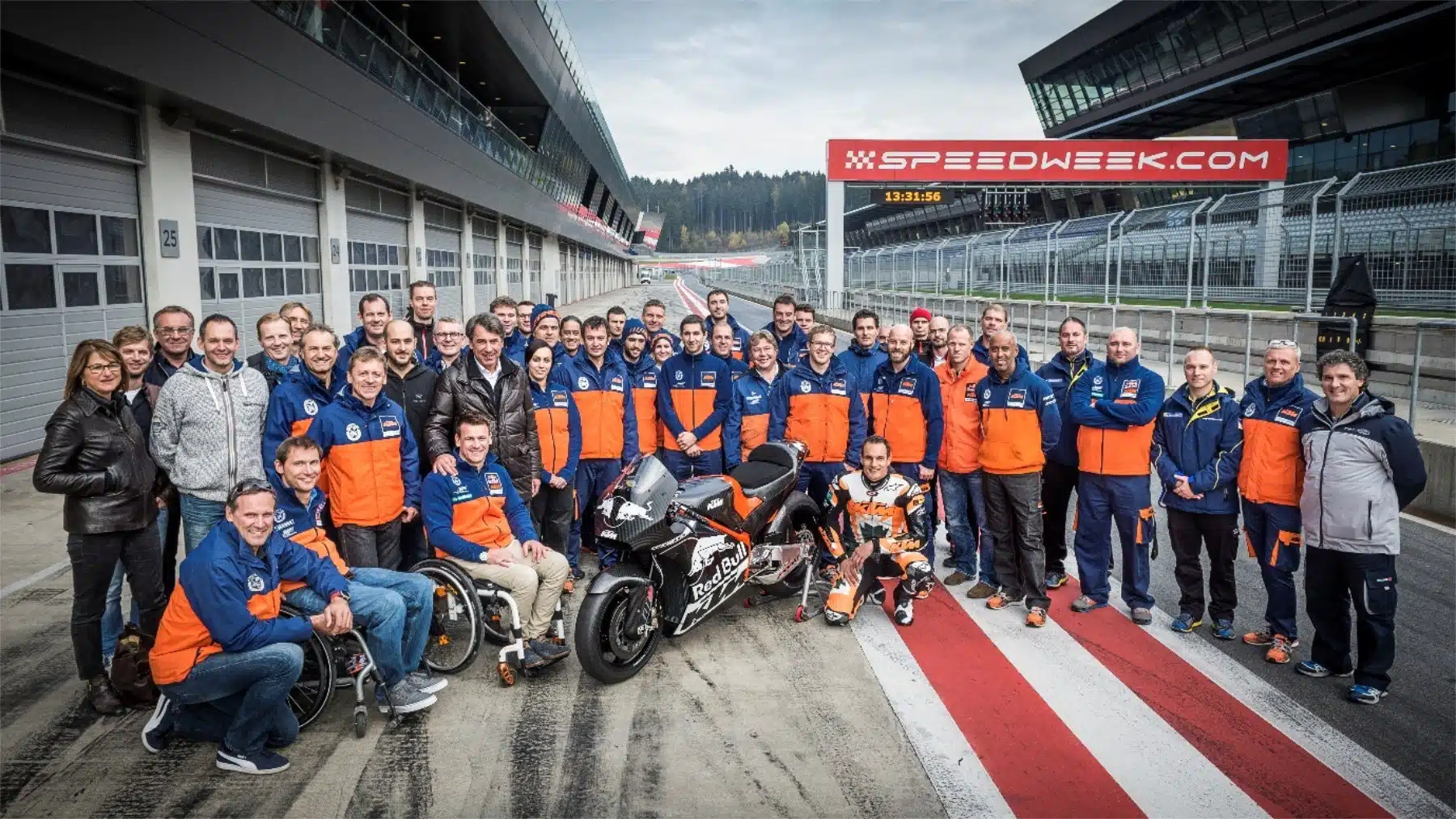 Happier times at KTM – MotoGP staff during tests at Red Bull Ring in October 2015. Former CEO Stefan Pierer (black winter coat) stands behind motor sport director Pit Bierer
